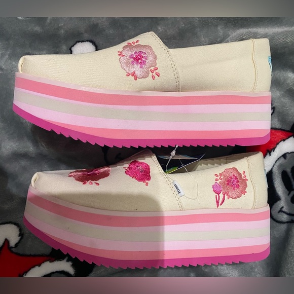 TOM’S Alpargata Platform Pink Poppies Shoes
Women's size 5 NWT for Spring - Picture 4 of 6